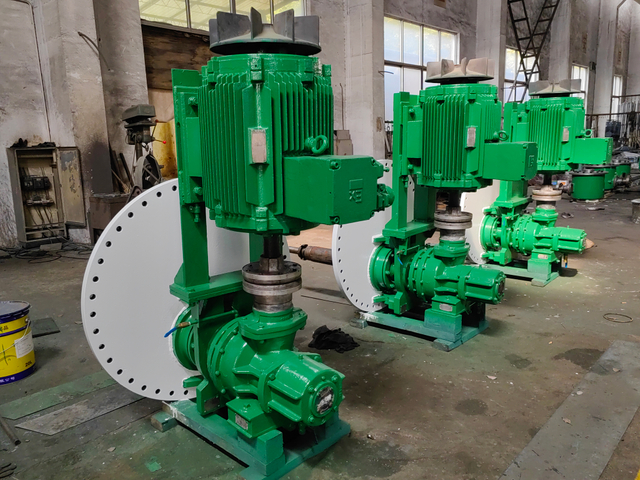 Mixer mit seitlichem Eingang, der ein klebriges Medium wie Eis rührt